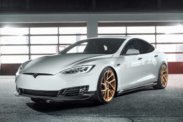 Tesla Model S mit Novitec Carbon-Bodykit